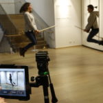 Zwei Jugendliche hüpfen während des Pixilation-Workshops auf einem Besen