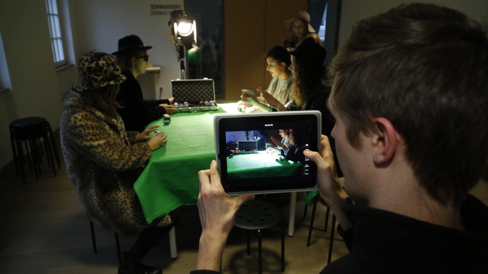 Jugendliche filmen eine Poker-Szene während des Workshops im Seminarraum des DFF
