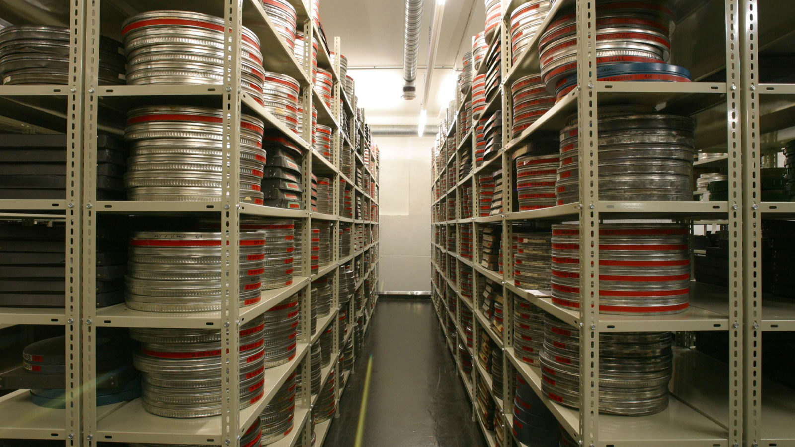 Filmbänder auf Regalen im Filmarchiv