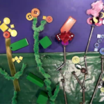 Blumen aus Pfeifenreiniger, Nägeln und Knöpfen; Abstrakte Kunst