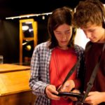 Zwei Jugendliche mit einem Multimediaguide in der Dauerausstellung des DFF