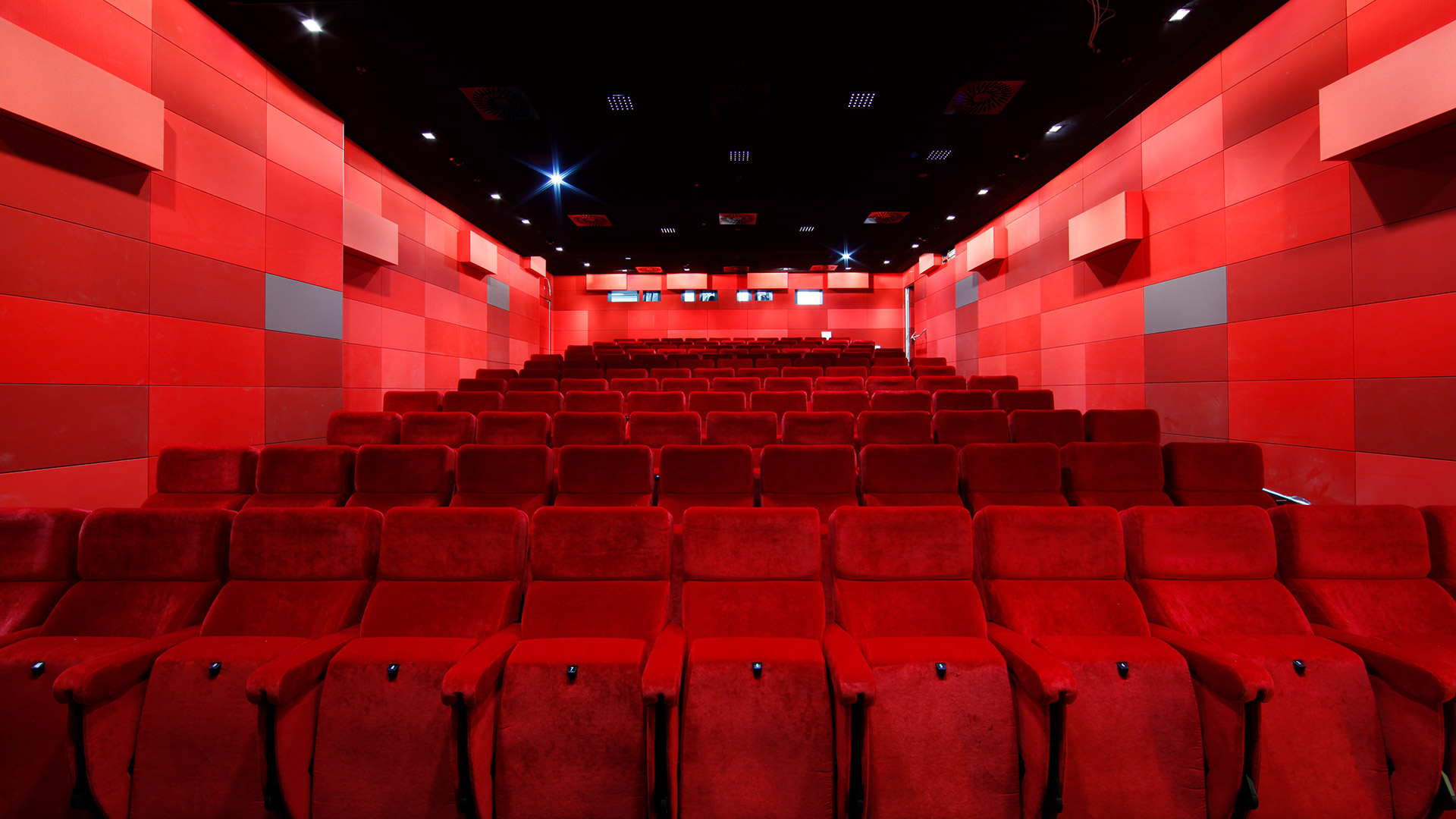 Der Kinosaal des DFF mit roten Samtsitzen und an den Wänden verschiedene Rottöne.