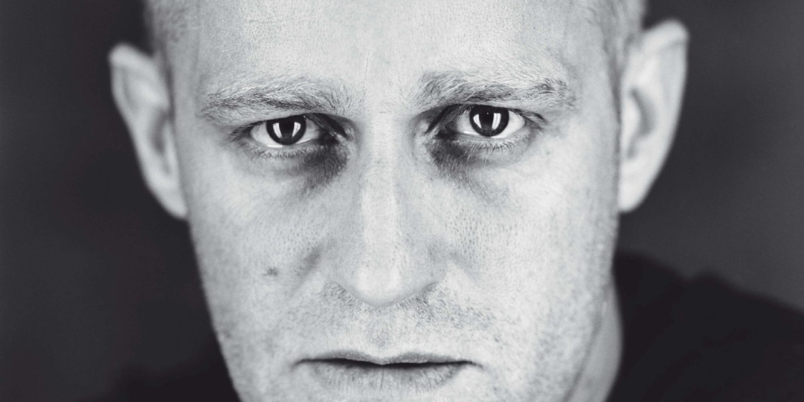 Ausschnitt eines Porträtfotos von Jürgen Vogel, fotografiert von Jim Rakete