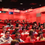Schüler und Schülerinnen im Kino des DFF