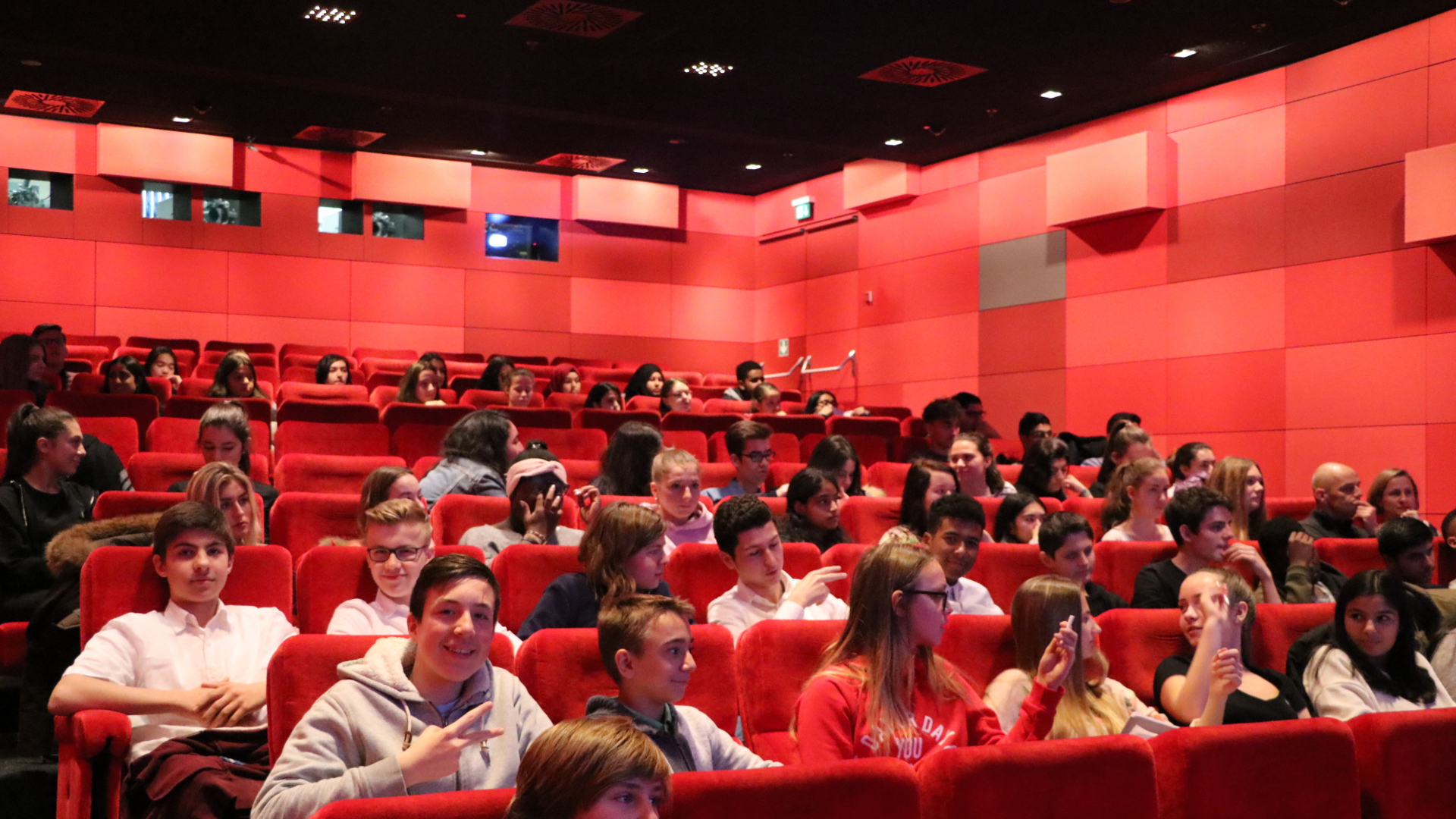Schüler und Schülerinnen im Kino des DFF