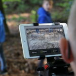 Kinder werden mit einem Tablet gefilmt
