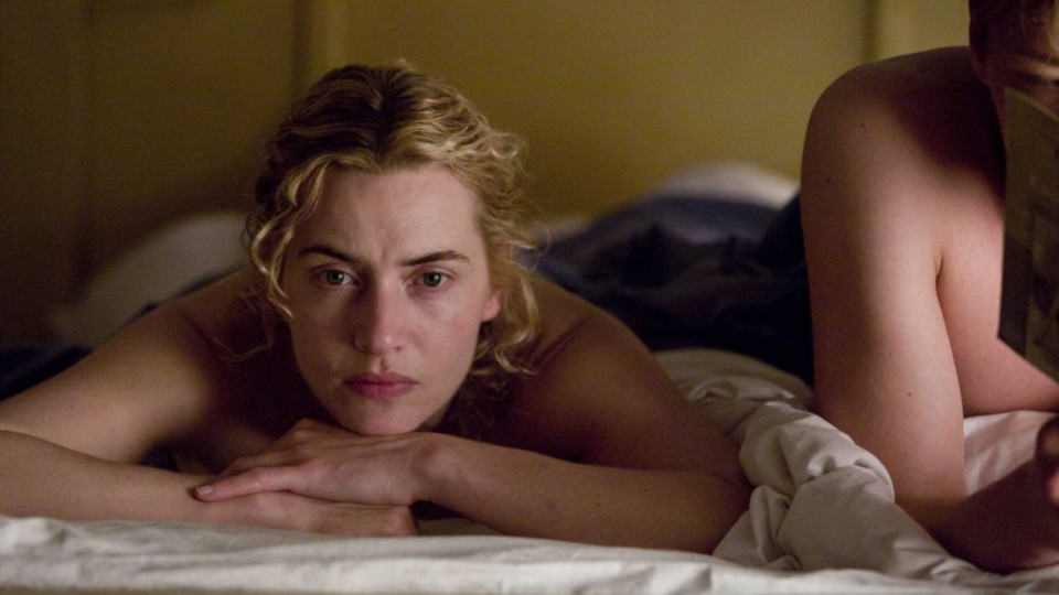 Kate Winslet liegt auf einem Bett und hört in DER VORLESER einer Geschichte zu