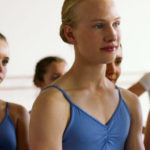 Eine Gruppe Ballettschülerinnen, ganz vorne steht Hauptfigur Lara