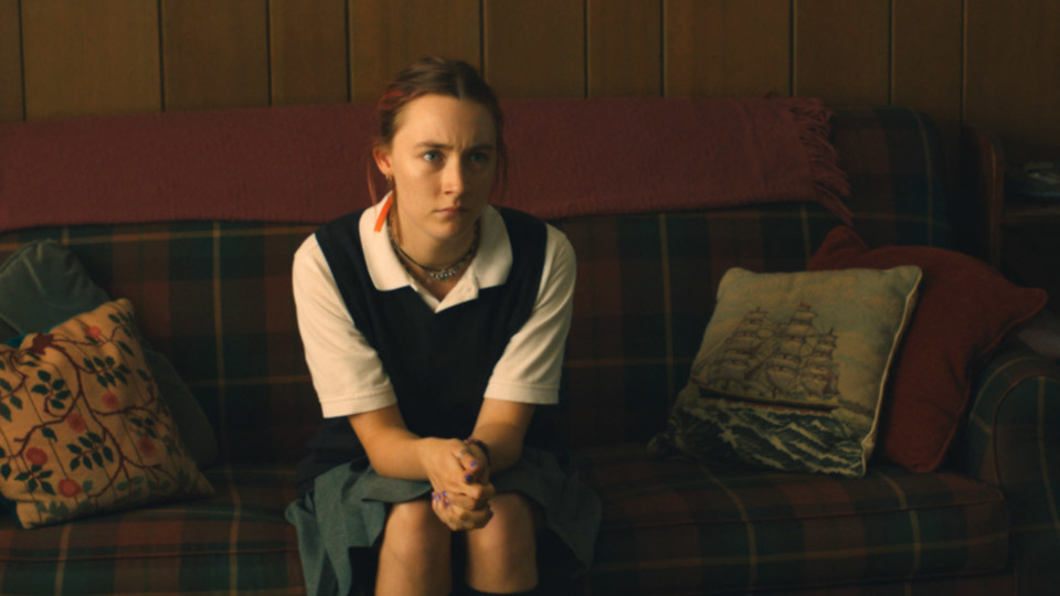 Saoirse Ronan auf der Couch im Haus ihrer Eltern in LADY BIRD
