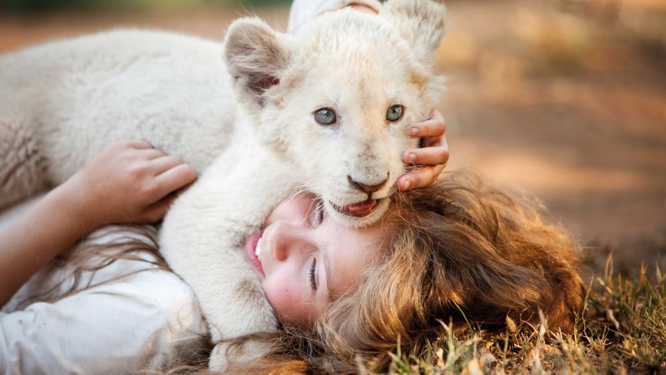 Charakter Mia kuschelt mit weißem Löwenbaby
