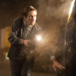 Filmstill Nightcrawler Jake Gyllenhall in der Nacht mit einer Taschenlampe
