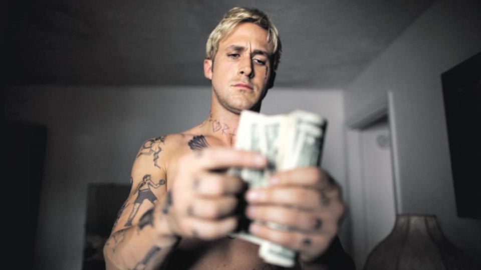 Ryan Gosling als Luke zählt Geld in Place Beyond the Pines