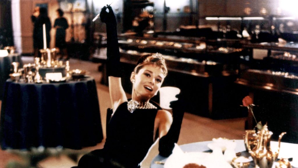 Audrey Hepburn mit einem Getränk und einer Zigarette bei Tiffanys in BREAKFAST AT TIFFANYS