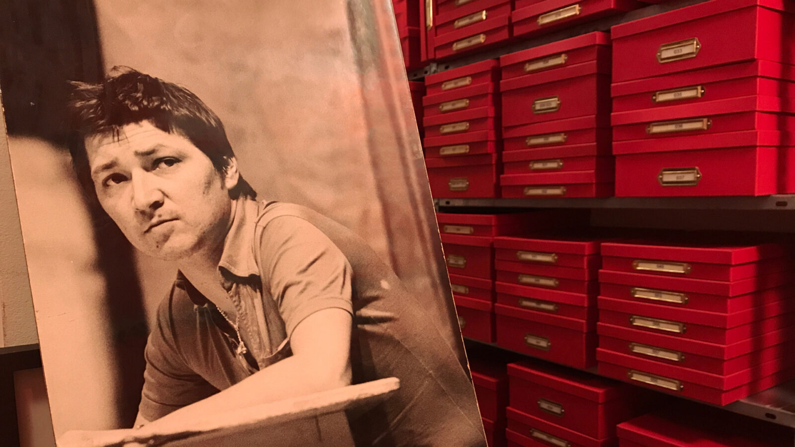 Großes Foto von Fassbinder und Archivboxen
