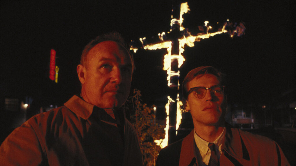 Gene Hackman, Willem Dafoe vor einem brennenden Kreuz in Mississippi Burning
