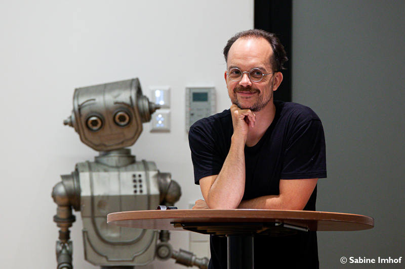 Ein Mann und ein Roboter
