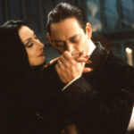Das Addams Elternpärchen tanzt, er küsst ihre Hand