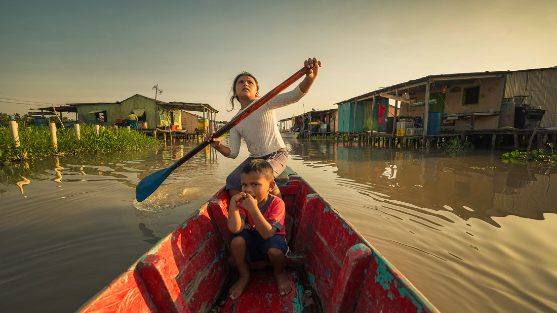 Filmstill Once Upon A Time in Venezuela. Ein Mädchen sitzt mit einem weitern Kind in einem Boot und rudert.