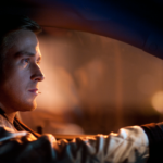 Ryan Gosling in DRIVE beim Fahren eines Autos