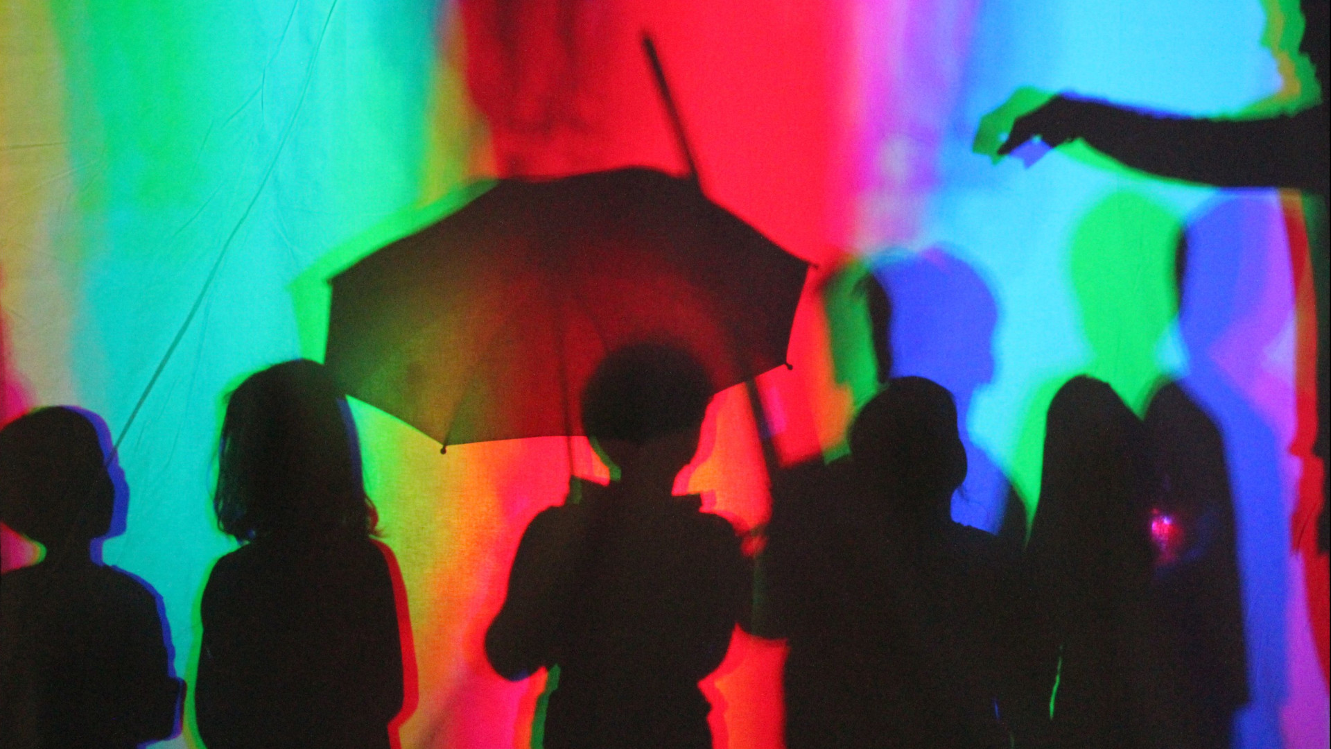 Schatten von Kindern aus dem MiniFilmclubs vor bunten Farben