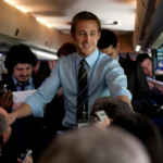 STILL Ides of March, Ryan Gosling in einem vollen Flugzeug