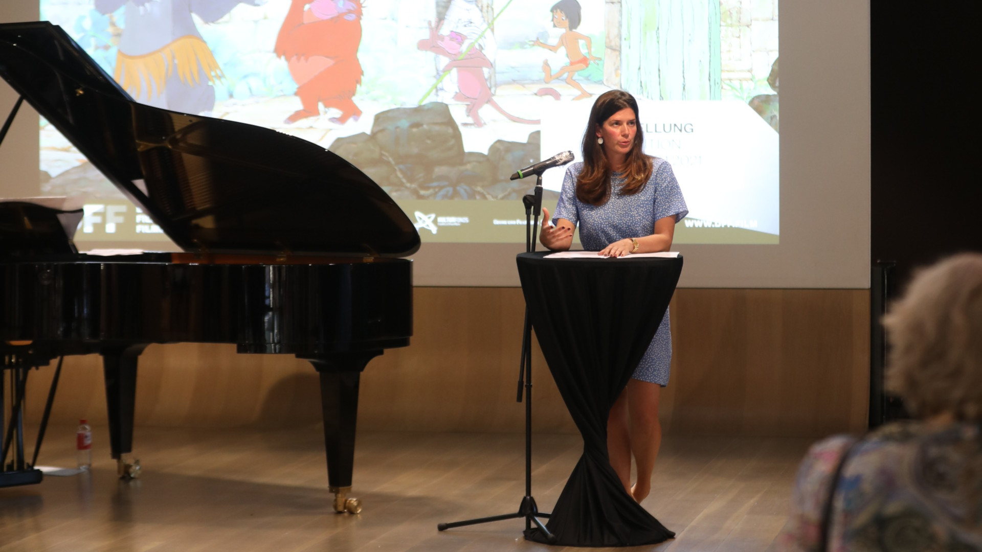 Kuratorin Daria Berten hält eine Rede bei der Ausstellungseröffnung von "The Sound of Disney"