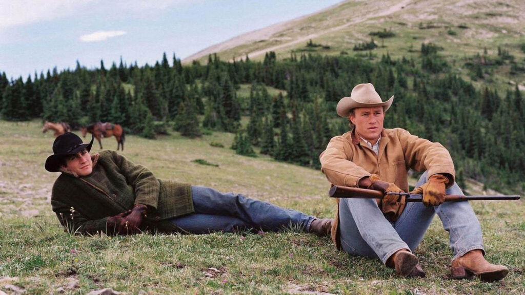 Filmstill Brokeback Mountain Heath Ledger und Jake Gyllenhall auf einer Wiese in den Bergen