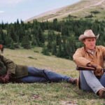 Filmstill Brokeback Mountain Heath Ledger und Jake Gyllenhall auf einer Wiese in den Bergen