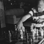 Curd Jürgens mit seiner Frau Simone in ihrem Haus "Rosimone" in Frankreich beim Schach spielen, Anfang der 1970er Jahre.