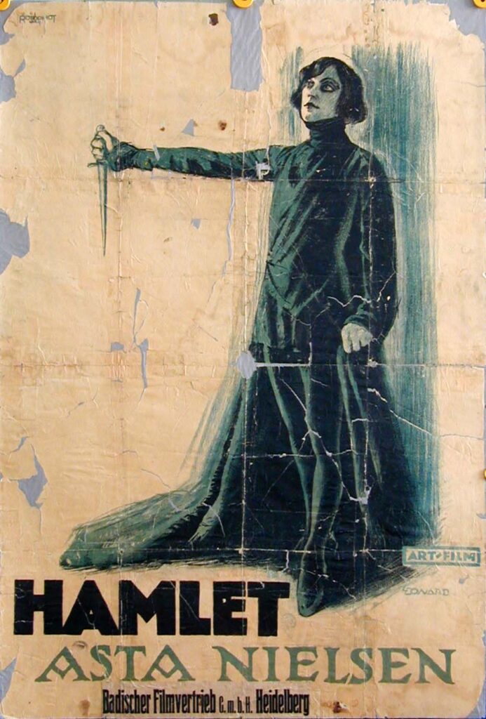 Das Filmplakat zu Hamlet zeigt einen Mann im schwarzen Gewand, der einen Dolch mit der Klinge nach unten in der Hand hält.