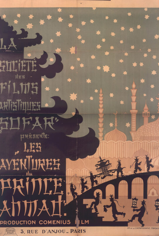 Das Plakat des Filmes Die Abenteuer des Prinzen Achmed zeigt im hinteren Teil Minarette einer Moschee und im Vordergrund die Silhouette eine Palastes und mehrere Männchen auf einer Brücke.