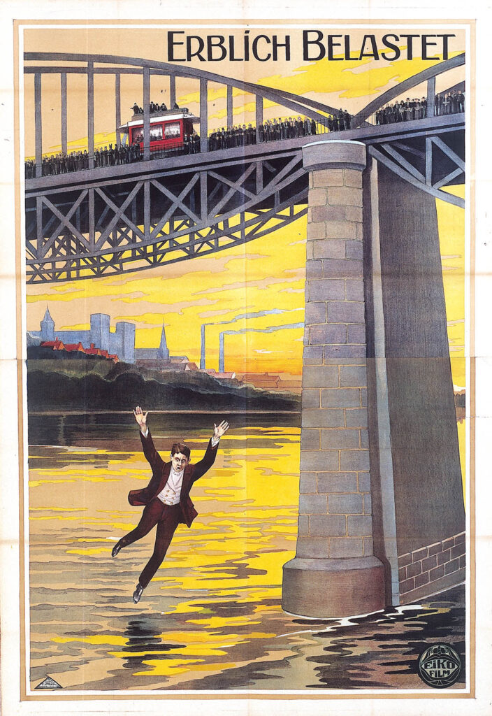 Das Filmplakat zu dem Film Erblich belastet, zeigt einen Mann der von einer Brücke gesprungen ist und kurz über der Wasseroberfläche schwebt.