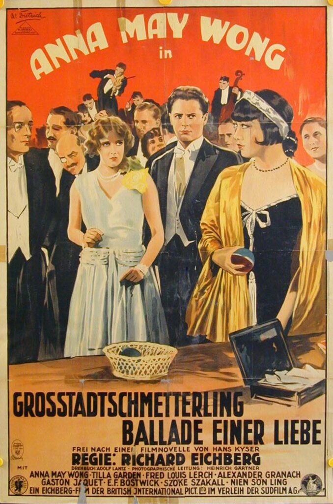 Das Filmplakat zu dem Film Großstadtschmetterling zeigt mehrere Personen, die schick gekleidet an einem Tisch stehen.