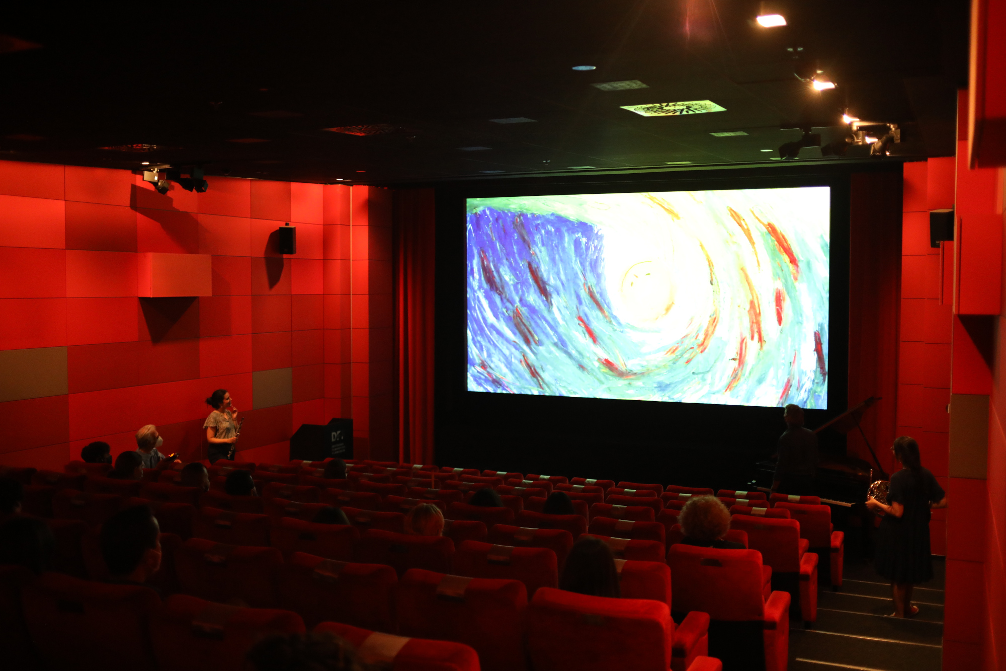 Projektteilnehmer:innen musizieren im Kino des DFF zu einem Stummfilm-Programm