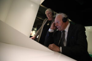 John Glen an der Sound-Station in der Dauerausstellung des DFF (Foto: Sophe Schüler)