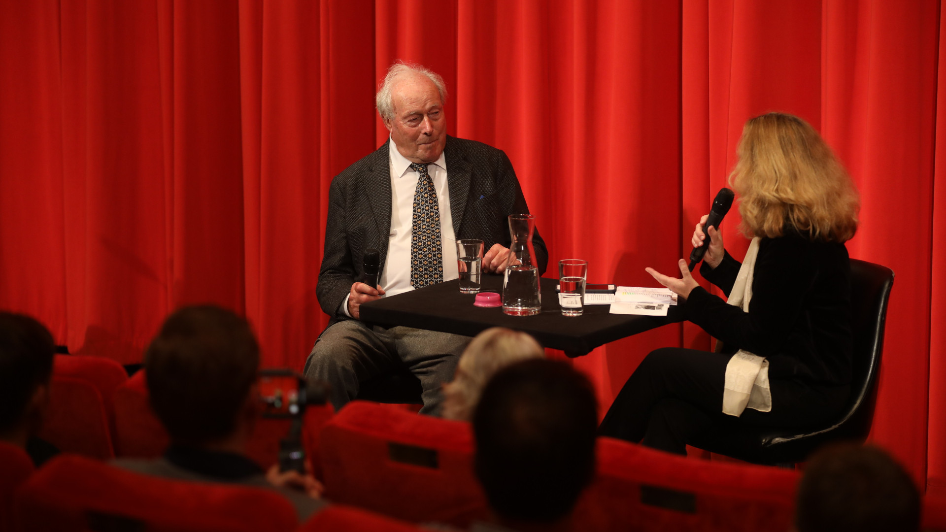 John Glen beim Filmgespräch mit Ellen Harrington im Kino des DFF