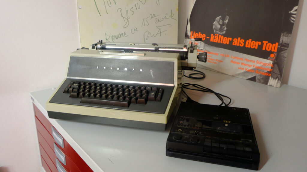 Lilo Eders Schreibmaschine (weiß und im Vintage Stil)