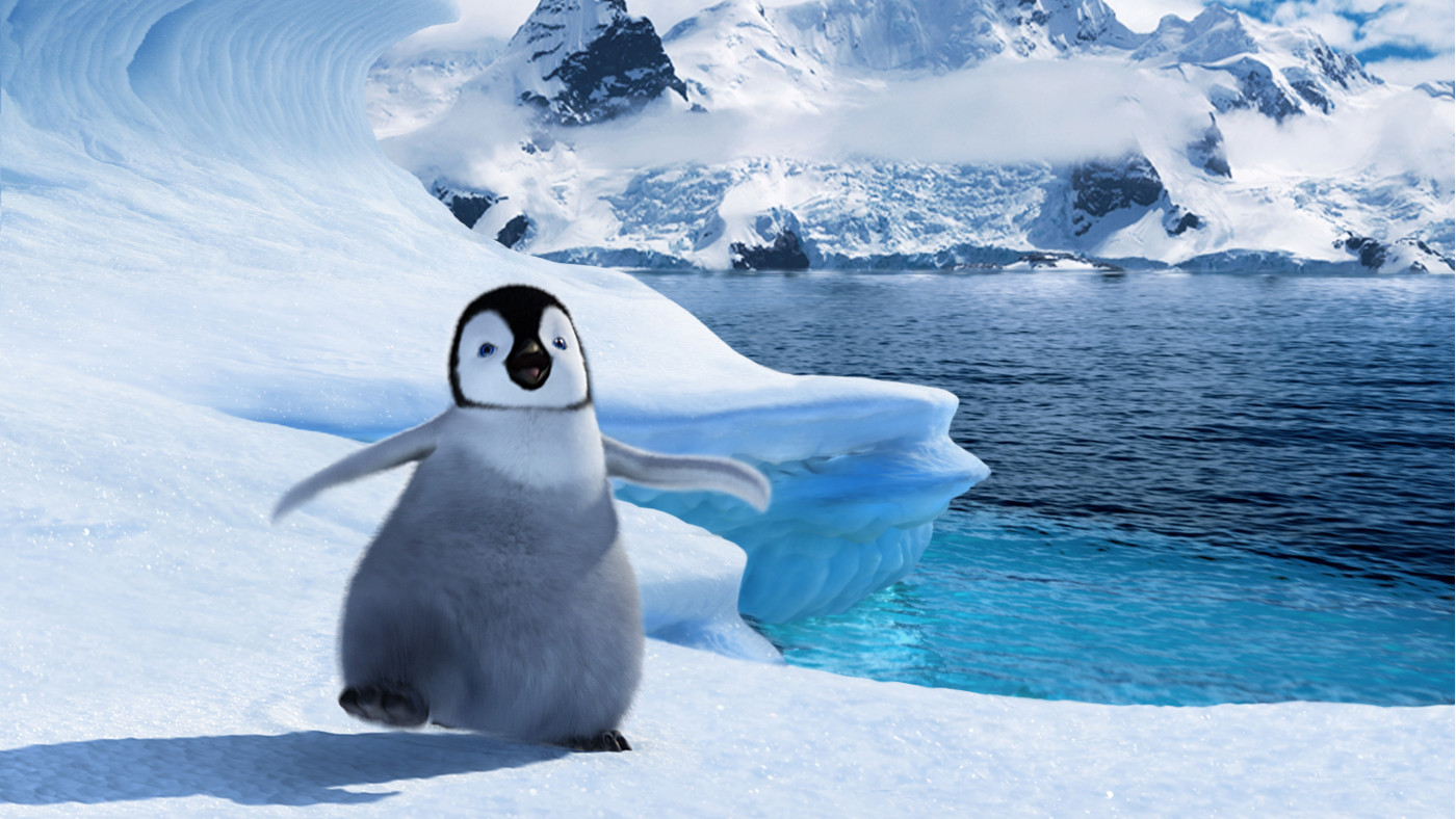 Filmstill aus Happy Feet. Ein kleiner Pinguin watschelt über eine Eisscholle. Im Hintergrund sind Eisberge auf dem Wasser zu sehen.