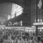 Schwarzweißbild Volle Halle am Frankfurter Hauptbahnhof 1962