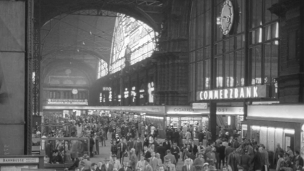 Schwarzweißbild Volle Halle am Frankfurter Hauptbahnhof 1962