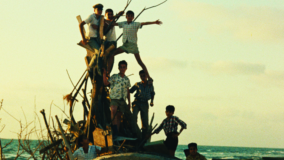 Filmstill aus Description d´un Combat. Mehrere Jungen befinden sich auf einem Boot.