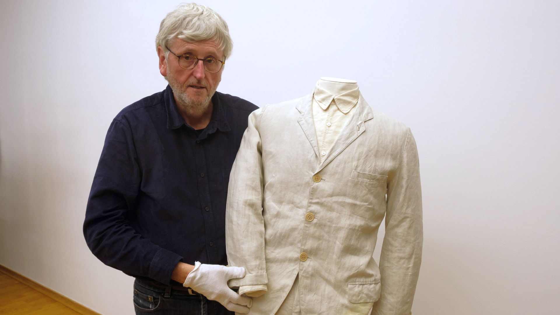 Hans-Peter Reichmann (Senior Curator, DFF) mit Klaus Kinskis Kostüm aus FITZCARRALDO