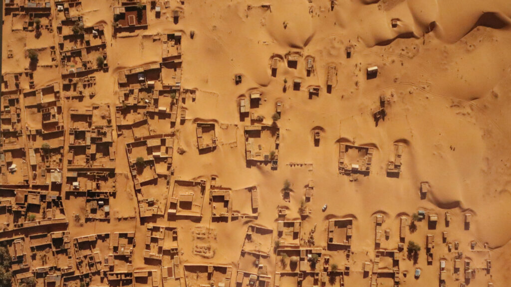 Aus der Luft aufgenommenes Foto der mauretanischen Stadt Chinguetti