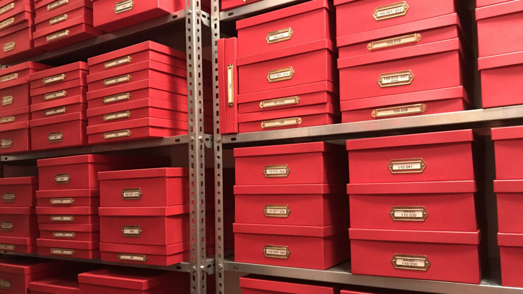 Rote Kisten im DFF-Fassbinder Center mit Schriften von Fassbinder