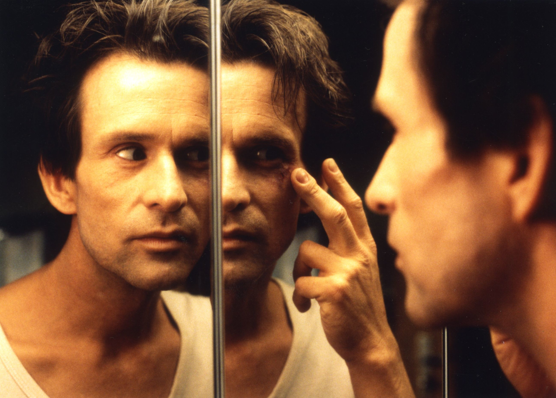 Filmstill aus dem Film Winterschläfer. Ein Mann betrachtet sich im Spiegel.