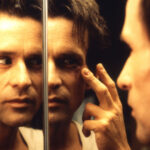 Filmstill aus dem Film Winterschläfer. Ein Mann betrachtet sich im Spiegel.