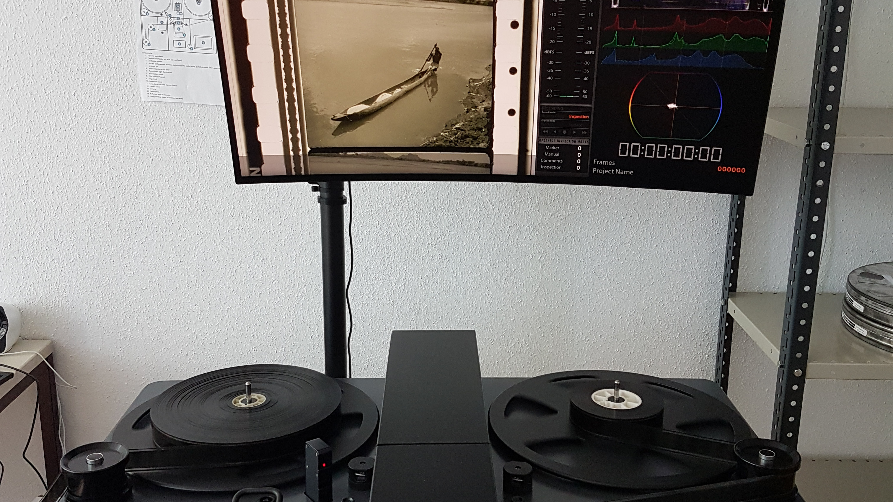 Quadriga und zwei Bildschirme, die den digitalisierten Film zeigen