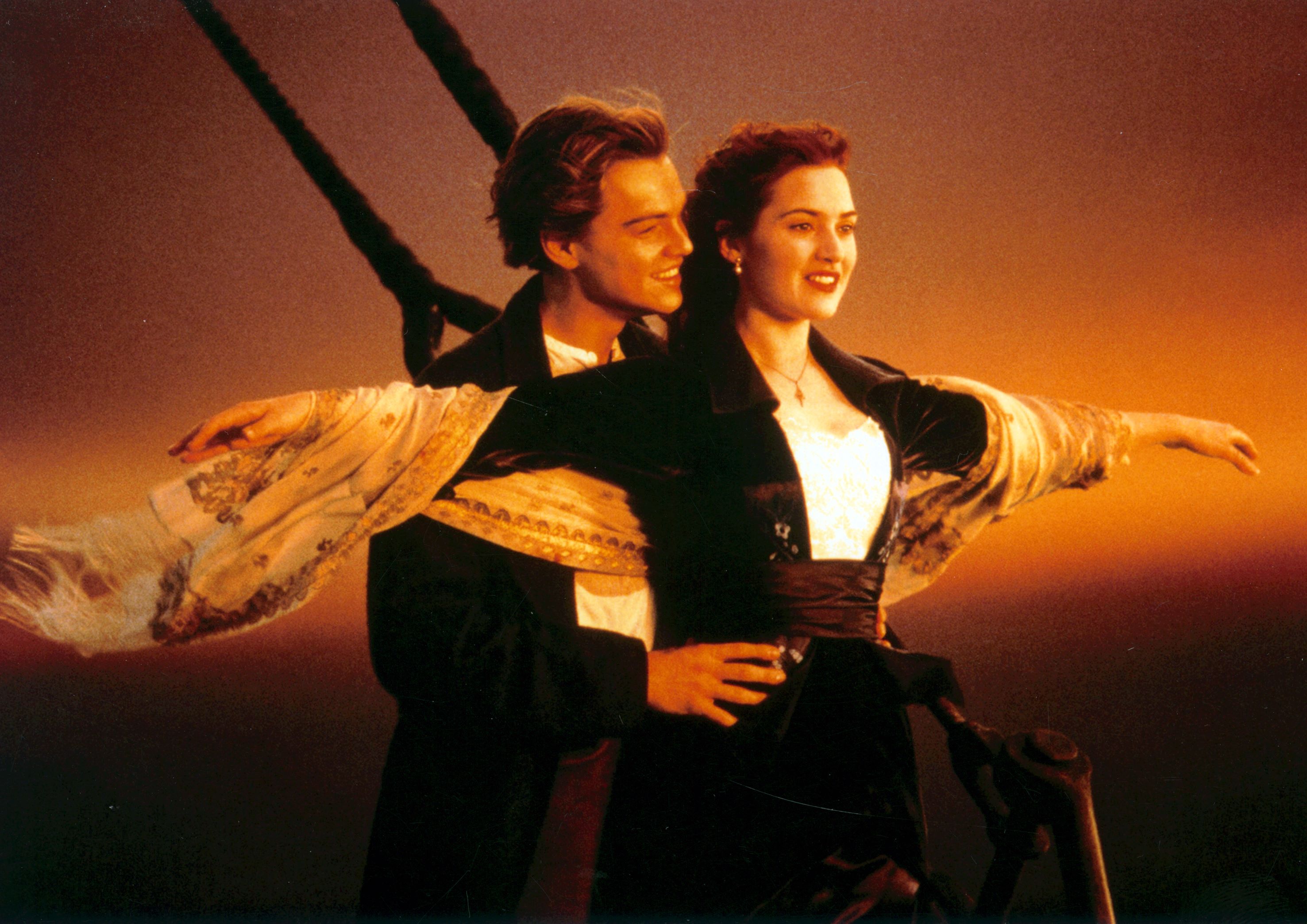 Leo DiCaprio und Kate Winslet am Bug der Titanic. Sie breitet die Arme aus