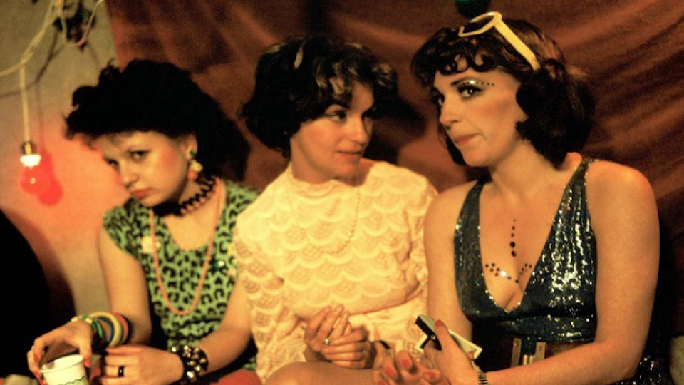 Filmbild eines spanischen Films der 70er zeigt drei Frauen