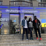 Drei Stipendiate aus Nigeria auf der Eingangstreppe des DFF